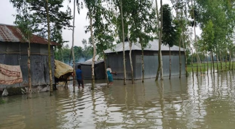 তিস্তা নদীর পানি কমতে শুরু করলেও প্লাবনের দুর্ভোগ থেকে মুক্তি মেলেনি নদীপাড়ের মানুষদের। সোমবার (৪ আগস্ট) সকাল ৯টায় ডালিয়া পয়েন্টে তিস্তার পানি বিপৎসীমার ৯ সেন্টিমিটার নিচ দিয়ে প্রবাহিত হচ্ছে।