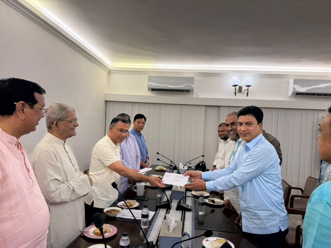 রসিক এর পরিচ্ছন্নতাকর্মীদের ঈদ বোনাসের চেক গ্রহন করলেন প্রশাসক ডন।